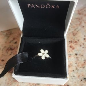 Pandora Daisy ring, white